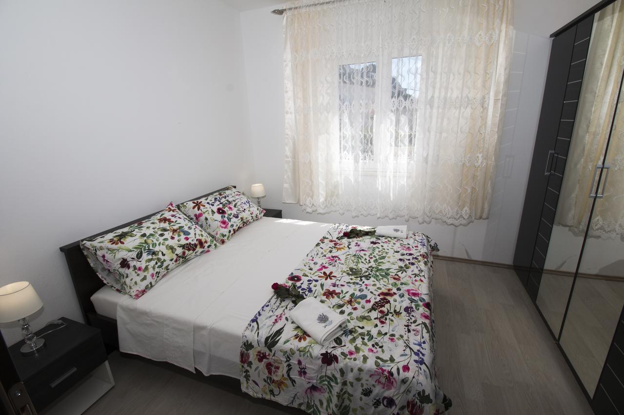 Апартаменти Apartman Horizont Оміш Екстер'єр фото